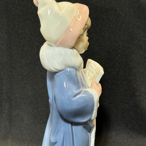 Lladro 6533 The Christmas Caroler 10" Blue & Pink Outfit Holding Sheet Music - Picture 7 of 10